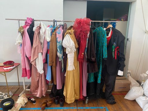 Costumes de théâtre accrochés à un portant.