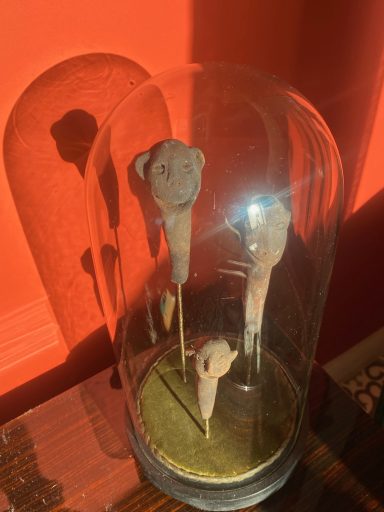 Lot de 3 pipes en terre cuite antique de l'ile de Java représentant des visage souriants sous globe de marié cylindrique Napoléon III.