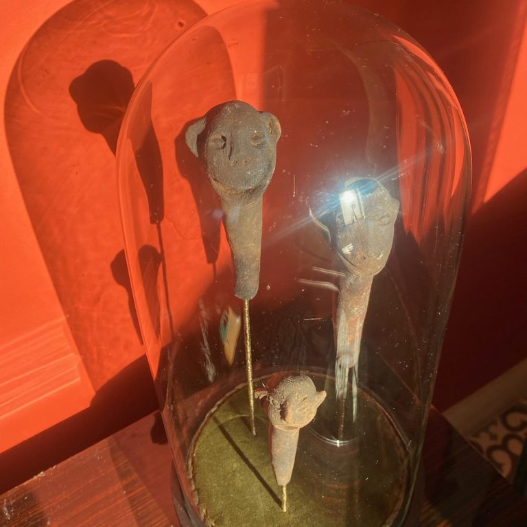 Lot de 3 pipes en terre cuite antique de l'ile de Java sous globe de marié cylindrique Napoléon III réalisé après un vide garde-meubles