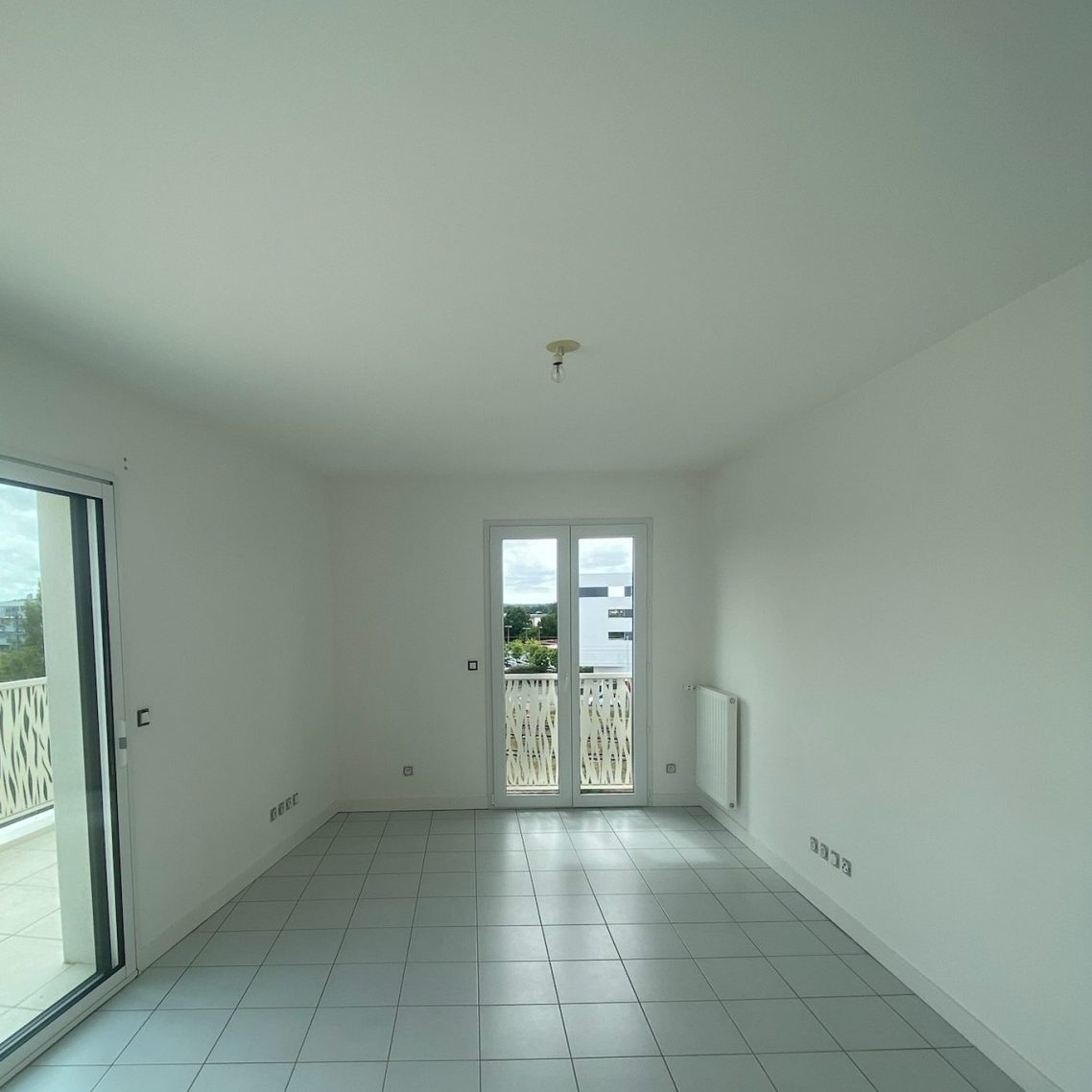 Salon d'un Appartement entièrement vidé et nettoyé après la prestation de vide maison, prêt pour une mise en vente rapide.