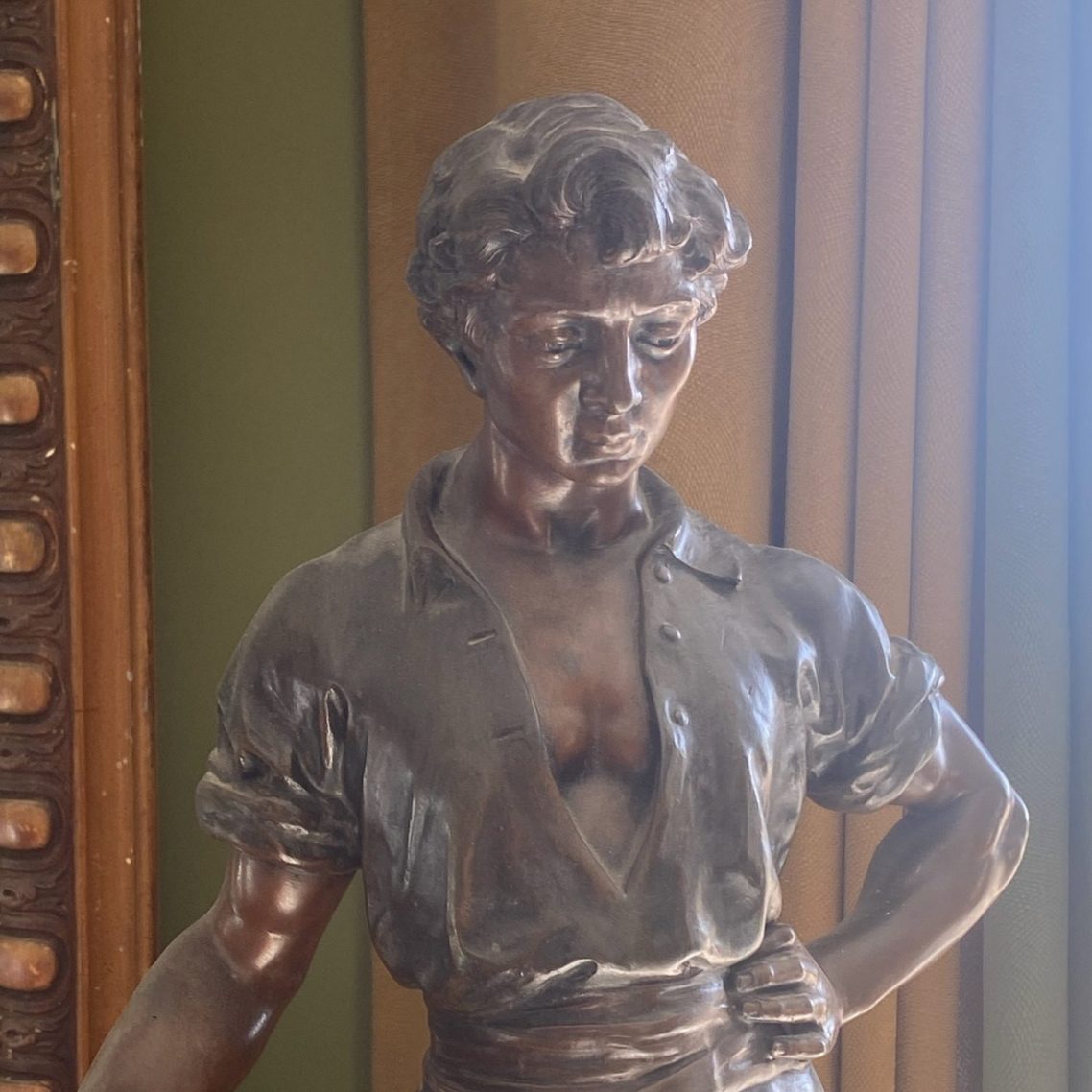 Statue en bronze représentant un bucheron (Fin de journée par Caussé) comme exemple d'objet pouvant nous être confié en délégation de vente.