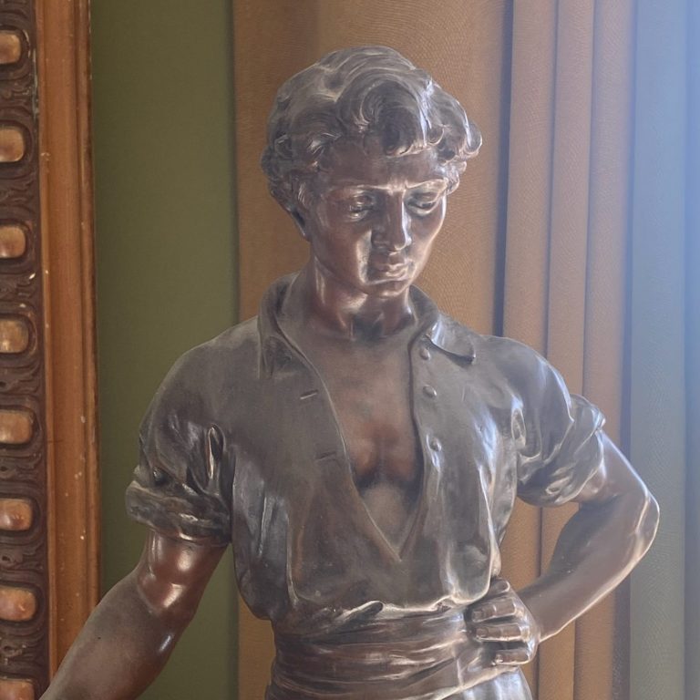 Statue en bronze représentant un bucheron (Fin de journée par Caussé) comme exemple d'objet pouvant nous être confié en délégation de vente.