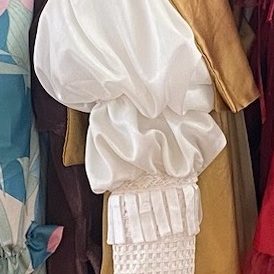 Détail de la manche d'un costume de théâtre réalisé avec les rideaux, tissus et mercerie Récupérés lors d'un vide-maison