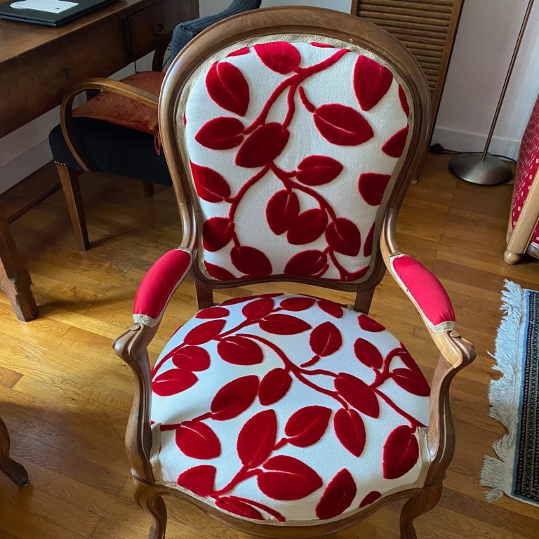 Fauteuil à bras style Louis XVI entièrement restauré et retapissé d'un tissu en velours crème et ornement bordeaux après un débarras